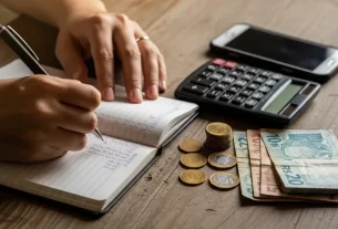 Pessoa anotando preços e calculando ganhos de renda extra em um caderno com calculadora ao lado